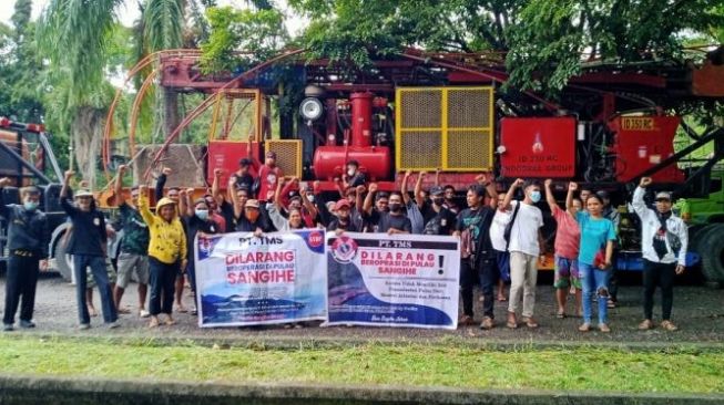 Masyarakat Sangihe Boikot Alat Berat PT. TMS di Pelabuhan Feri Panaru