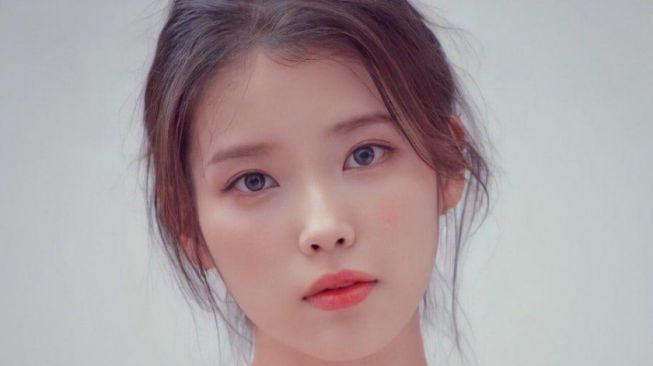 IU (Soompi)