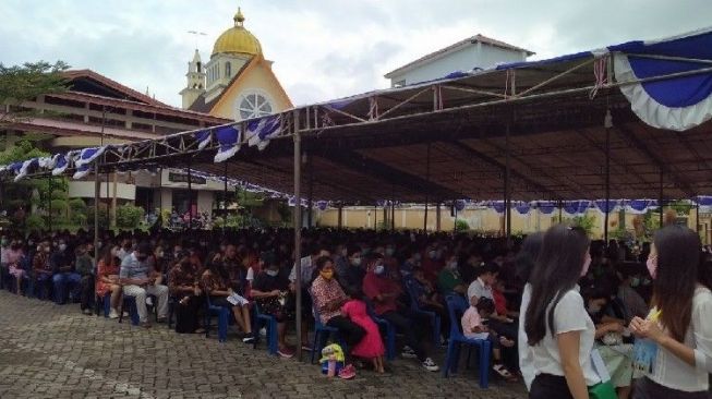 Suasana Ibadah Natal di Gereja St Petrus Batam, Aparat Berjaga di Lokasi