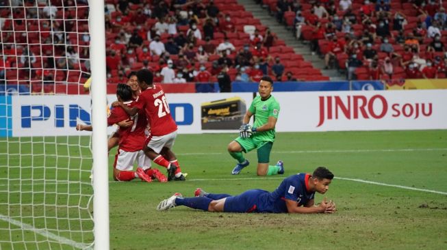 Pemain Timnas Indonesia rayakan gol Ezra Walian ke gawang Singapura di leg kedua semifinal Piala AFF 2020 yang digelar di Stadion Nasional, Sabtu (25/12/2021). [dok.PSSI]