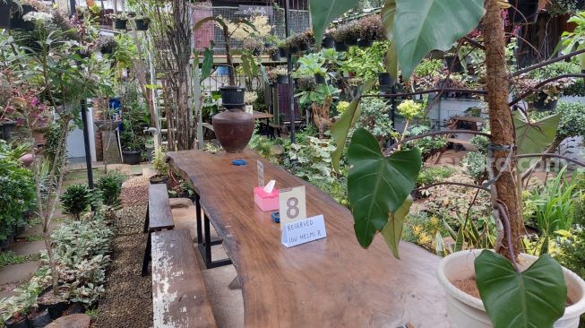 Menikmati Resto Berkonsep Taman di Garden Cafe