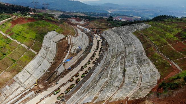 Foto udara kawasan rawan longsor pada proyek Jalan Tol Cileunyi-Sumedang-Dawuan (Cisumdawu) di Ciherang, Kabupaten Sumedang, Jawa Barat, Sabtu (25/12/2021). ANTARA FOTO/Raisan Al Farisi