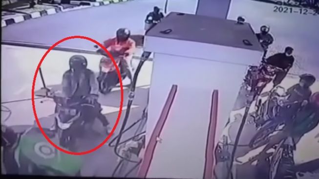 Tega Sekali! Video Detik-detik Pemotor Curi Ponsel Milik Ojol saat Isi Bensin di SPBU