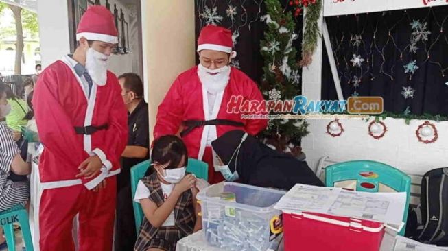 Dibujuk Santa Claus, Anak-anak di Ciamis Akhirnya Mau Disuntik Vaksin COVID-19