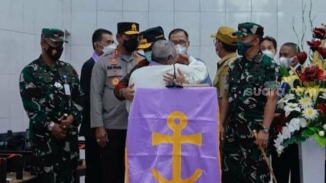 Momen Andi Sudirman Sulaiman Peluk Pendeta di Misa Malam Natal