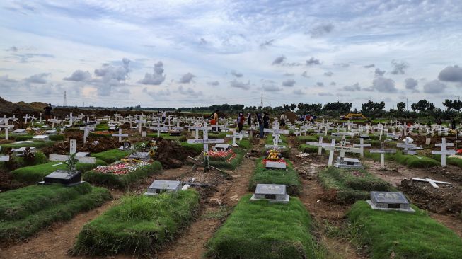 Suasana di TPU Rorotan, Jakarta Utara, Sabtu (25/12/2021). [Suara.com/Alfian Winanto]