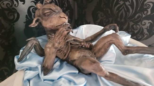 Kuil Setan Pajang Patung Bayi Baphomet di Gedung Capitol Menjelang Natal