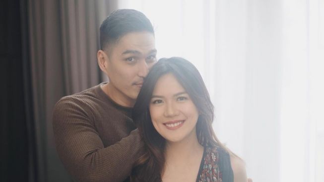 Mesra dan Romantis, 4 Potret Maternity Shoot Deasy Priscilla Istri Marcel Chandrawinata