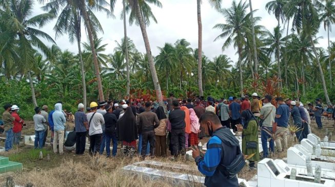 Isak Tangis Sambut Kedatangan Jenazah Hairul Anwar di Sungai Kunyit