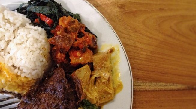 Viral Bule Pertama Kali Coba Makanan Indonesia, Santap Nasi Goreng Pakai Garpu hingga Nasi Padang Rapi Bikin Salfok