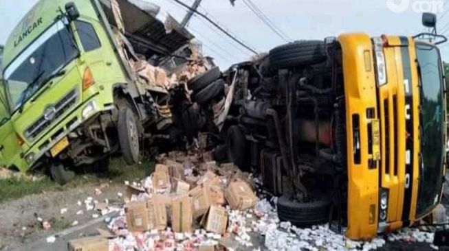 Seorang Sopir Tewas Tegencet Dalam Tabrakan Beruntun Tiga Truk di Gresik