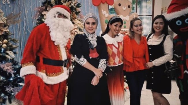 Ayu Ting Ting rayakan Natal bareng sahabat. (Instagram/ayutingting92)