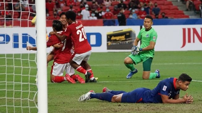Banyak aksi penyelamatan heroik dibuat oleh kiper Singapura Hasan Sunny, nyatanya tak bisa menolong timnya dari kekalahan 4-2 menghadapi Indonesia di leg kedua semifinal Piala AFF 2020, Sabtu (25/12/2021) malam WIB. (Foto: Antara)