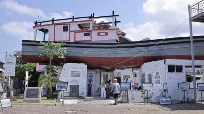 Mengenang 17 Tahun Tsunami Aceh Melalui Foto