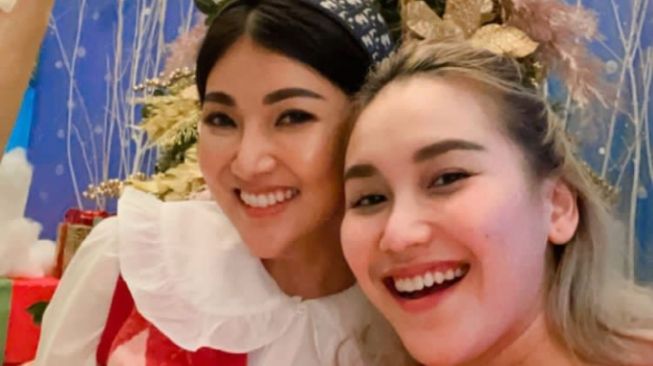 Ayu Ting Ting rayakan Natal bareng sahabat. (Instagram/ayutingting92)