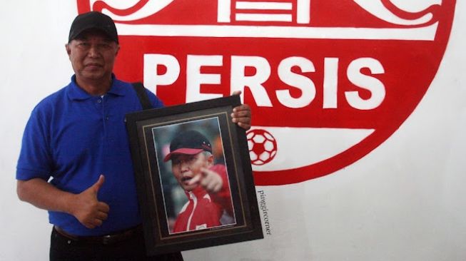 Hanafi jadi pelatih Persis Solo di kompetisi Divisi I 2006. [pinggircorner]