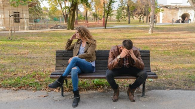 6 Bentuk Cinta Pasangan yang Seringkali Terasa Menyakitkan, Pernah Alami?