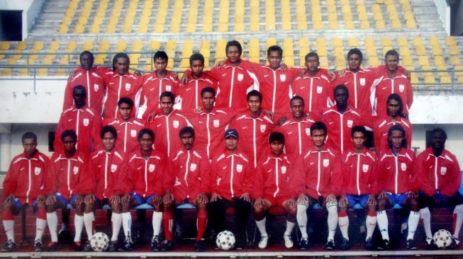 Skuad Persis Solo saat menjalani kompetisi Divisi I 2006. Kiper Wahyu Tri Nugroho (bawah empat dari kanan) jadi satu-satunya pemain yang masih memperkuat tim Laskar Sambernyawa di Liga 2 2021. [Twitter @penerbitfandom]