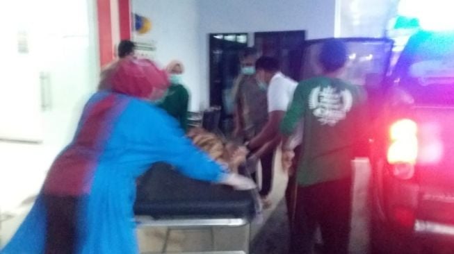 Remaja yang tersambar petir saat dibawa ke RS Mardhatillah, Randudongkal, Kabupaten Pemalang. [Istimewa]