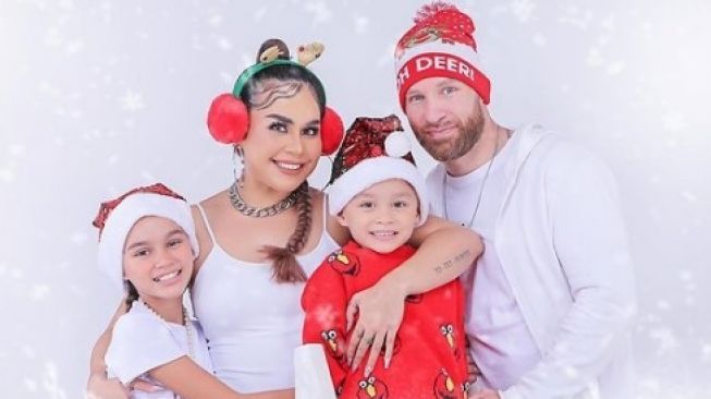 Melaney Ricardo dan keluarganya [Instagram/@melaney_ricardo]