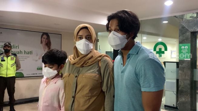 Fairuz A Rafiq bersama suami dan anaknya usai pulang dari RS pasca melahirkan [Suara.com/Yuliani]