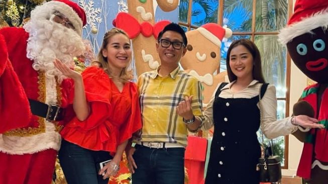 Ayu Ting Ting rayakan Natal bareng sahabat. (Instagram/ayutingting92)