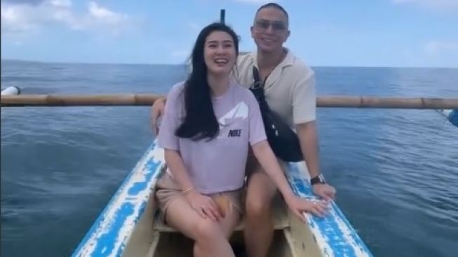 Stevianne Agnecya bersama suami, Anggi Pratama mesra di atas perahu. [Instagram]