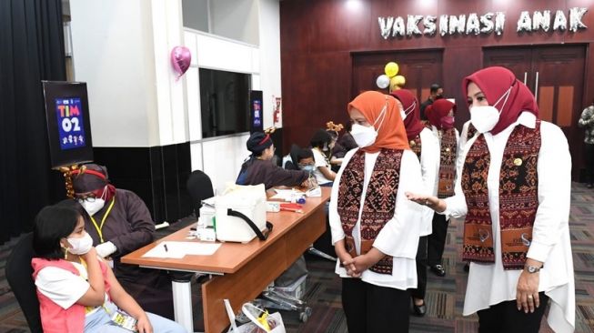 Tinjau Vaksinasi Anak Di Jakarta, Iriana Jokowi: Tak Ada Yang Takut, Semua Gembira