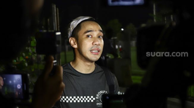 Musisi Ikmal Tobing saat ditemui awak media di Kawasan Senayan, Jakarta Pusat, Senin (27/12/2021). [Suara.com/Alfian Winanto]