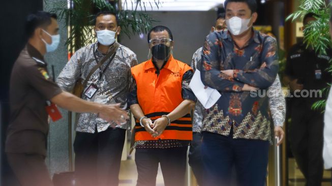 Tersangka Fungsional Pemeriksaan Pajak pada Kanwil DJP Jawa Barat II, Alfred Simanjuntak usai menjalani pemeriksaan di Gedung KPK, Jakarta Selatan, Senin (27/12/2021). [Suara.com/Alfian Winanto]