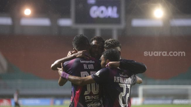 Penyerang RANS Cilegon FC Bima Ragil (kedua kiri) merayakan gol pembuka bersama rekan satu timnya dalam pertandingan semifinal Liga 2 antara RANS Cilegon FC melawan PSIM Yogyakarta di Stadion Pakansari, Bogor, Jawa Barat, Senin (27/12/2021). [Suara.com/Angga Budhiyanto]