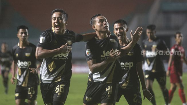 Penyerang Martapura Dewa United Selamet Budiono (ketiga kiri) merayakan gol bersama rekan satu timnya dalam pertandingan semifinal Liga 2 antara Martapura Dewa United melawan Persis Solo di Stadion Pakansari, Bogor, Jawa Barat, Senin (27/12/2021). [Suara.com/Angga Budhiyanto]