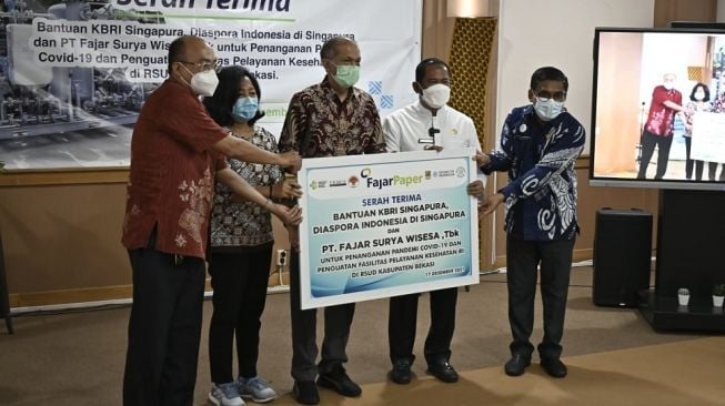 FajarPaper Gandeng KBRI Singapura Donasikan Oxygen Generator dan Kompresor untuk 12 RS