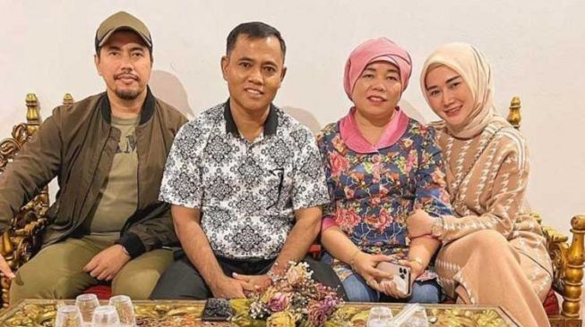 Marissya Icha pertemukan Sunan Kalijaga dengan H Faisal dan Dewi Zuhriati. [Instagram/marissyaicha]