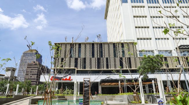 Suasana proyek pemugaran Gedung Sarinah di Jalan M.H Thamrin, Jakarta Pusat, Senin (27/12/2021). [Suara.com/Alfian Winanto]