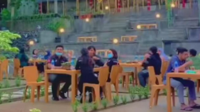 Angkringan Khas Jogja yang diklaim terluas kini viral di TikTok.(tangkapan layar)