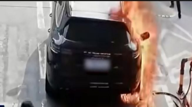 Mobil mewah Porsche Cayenne dibakar pria tak dikenal di sebuah SPBU (Youtube)