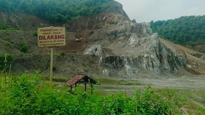 Viral Bukit Tambang Batu Longsor karena Hujan Deras