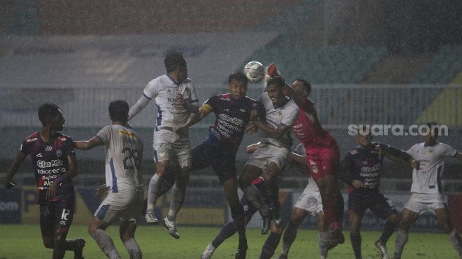 Pemain belakang RANS Cilegon FC Hamka Hamzah (keempat kiri) berusaha mencetak gol melalui sundulan dalam pertandingan semifinal Liga 2 antara RANS Cilegon FC melawan PSIM Yogyakarta di Stadion Pakansari, Bogor, Jawa Barat, Senin (27/12/2021). [Suara.com/Angga Budhiyanto]