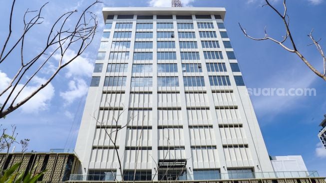 Suasana proyek pemugaran Gedung Sarinah di Jalan M.H Thamrin, Jakarta Pusat, Senin (27/12/2021). [Suara.com/Alfian Winanto]