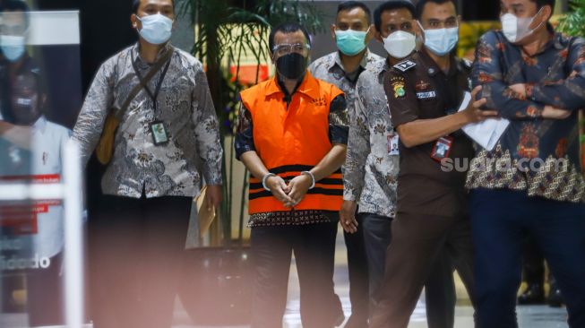 Tersangka Fungsional Pemeriksaan Pajak pada Kanwil DJP Jawa Barat II, Alfred Simanjuntak usai menjalani pemeriksaan di Gedung KPK, Jakarta Selatan, Senin (27/12/2021). [Suara.com/Alfian Winanto]