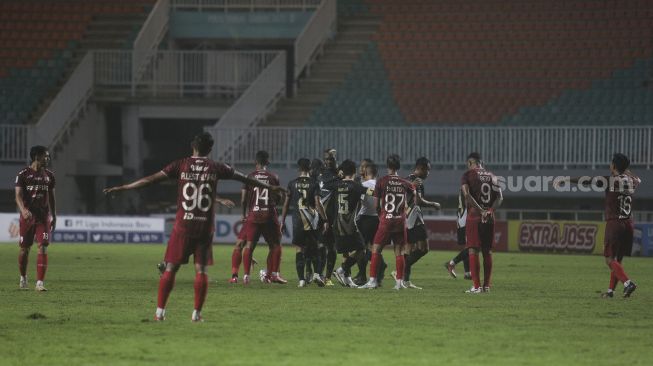 Para pemain Persis Solo dan Martapura Dewa United bersitegang selama pertandingan semifinal Liga 2 antara Martapura Dewa United melawan Persis Solo di Stadion Pakansari, Bogor, Jawa Barat, Senin (27/12/2021). [Suara.com/Angga Budhiyanto]