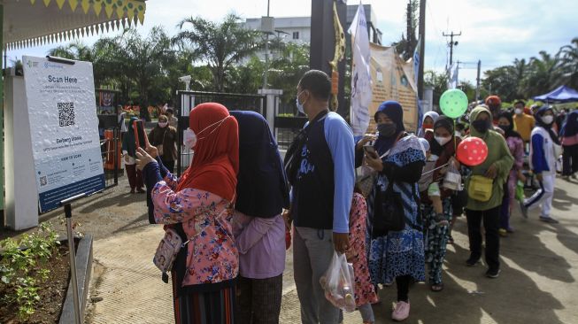 Sejumlah warga mengantre untuk masuk di Alun-Alun Kota Depok, Depok, Jawa Barat, Minggu (26/12/2021).   ANTARA FOTO/Asprilla Dwi Adha