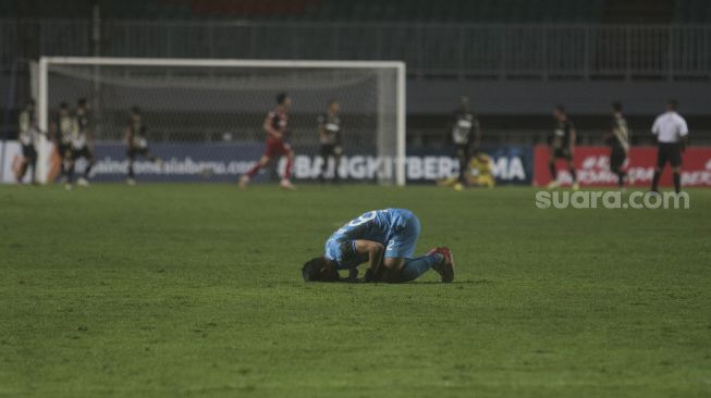 Penjaga gawang Persis Solo Harlan Suardi bersujud saat merayakan gol dalam pertandingan semifinal Liga 2 antara Martapura Dewa United melawan Persis Solo di Stadion Pakansari, Bogor, Jawa Barat, Senin (27/12/2021). [Suara.com/Angga Budhiyanto]