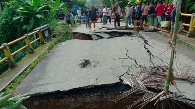 Jembatan di Jalan Raya Way Ratai Putus, Arus Lalu Lintas Lumpuh Total