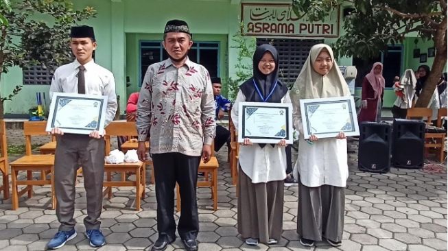 Penganugerahan Bintang Madrasah Aliyah Nurul Qarnain Jember