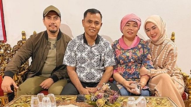 Sunan Kalijaga bertemu dengan orangtua Bibi Ardiansyah, Faisal dan Dewi serta Marissya Icha. [Instagram/@marissyaicha]