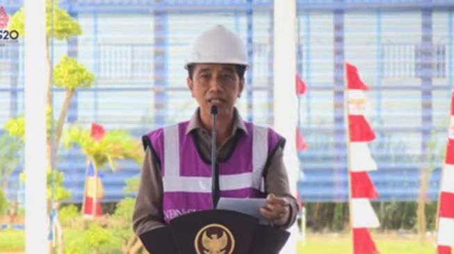 Presiden Jokowi saat meresmikan pabrik Smelter  PT Gunbuster Nickel Industry di Kabupaten Morowali Utara, Provinsi Sulawesi Tengah, Senin (27/12/2021). [Tangkapan Layar Youtube Sekretariat Presiden]