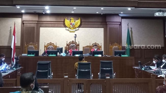 Eks Kepala Dinas Bina Marga Lampung Tengah Taufik Rahman saat dihadirkan sebagai saksi dalam kasus suap Eks Wakil Ketua DPR Azis Syamsuddin di Pengadilan Tipikor Jakarta. (Suara.com/Welly H)