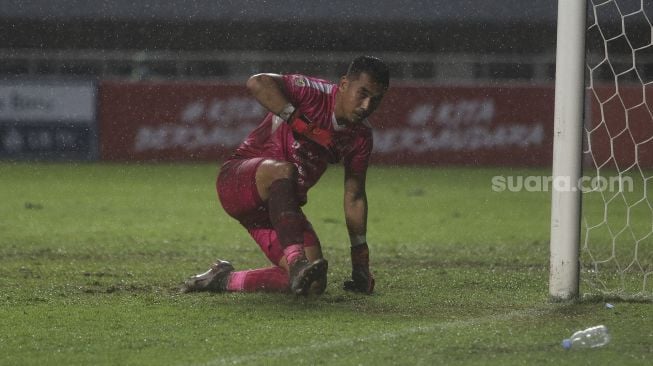 Ekspresi penjaga gawang PSIM Yogyakarta Imam Arief usai kemasukan gol melalui tendangan penalti dalam pertandingan semifinal Liga 2 antara RANS Cilegon FC melawan PSIM Yogyakarta di Stadion Pakansari, Bogor, Jawa Barat, Senin (27/12/2021). [Suara.com/Angga Budhiyanto]